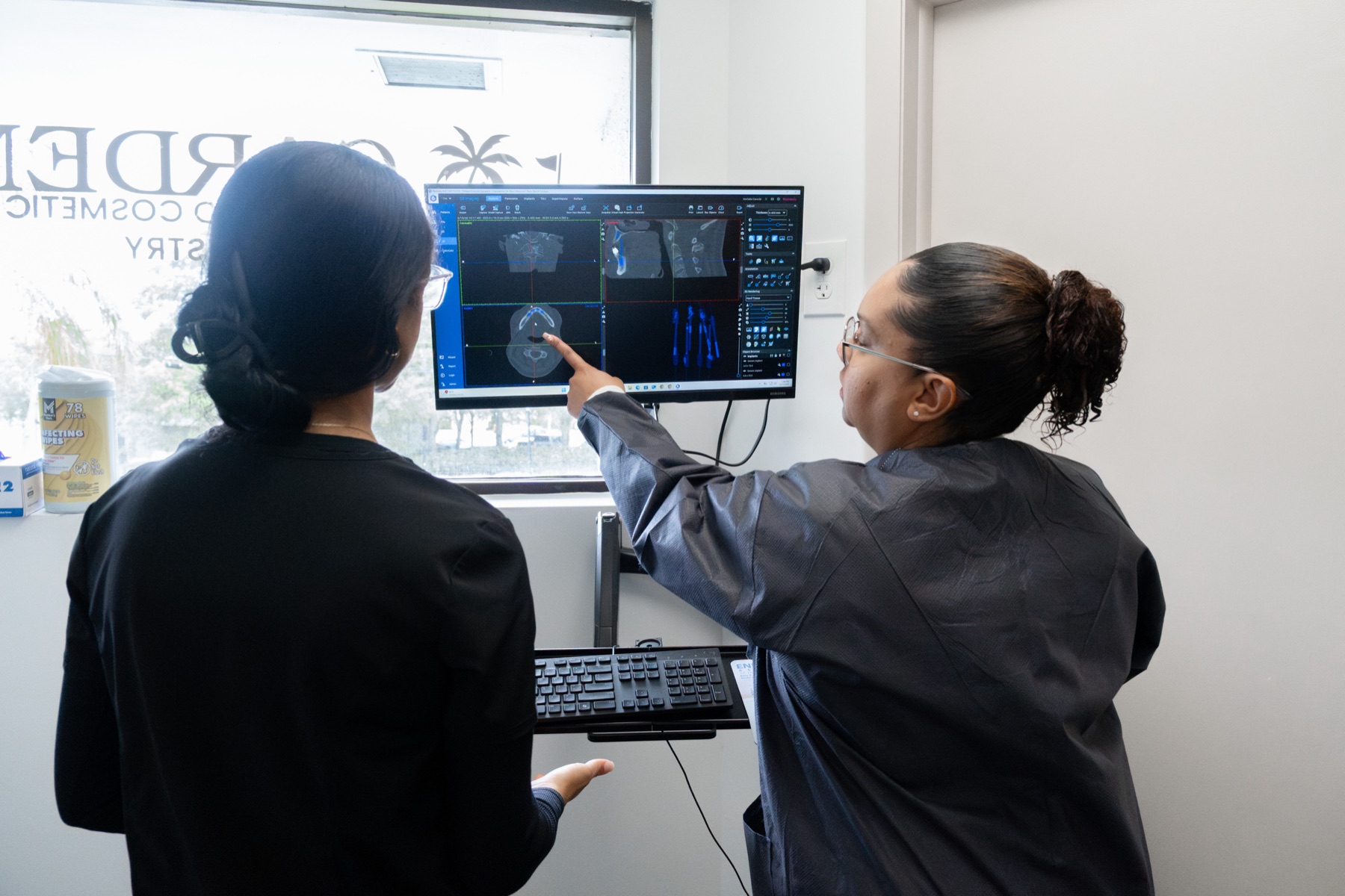 Gardens clinicians reviewing a patient's 3D scan on the operatory monitor